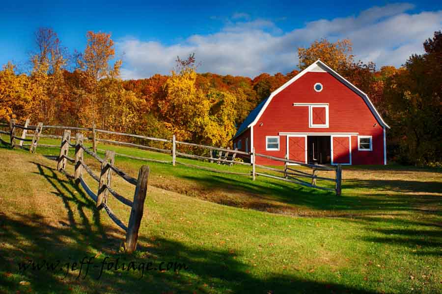 A vermont barn in Pomfret on Galaxy Road in the fall colors
