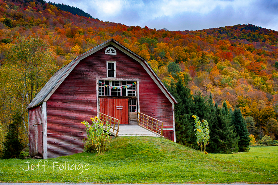 A little red barn on Vermont's Route 100